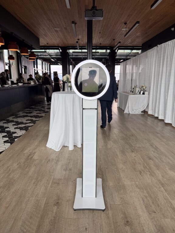 successful photo booth business with 	
advanced features & 	
sharing options